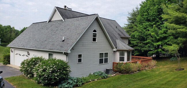 Building Photo - Spacious 5 Bedroom Executive Level Home