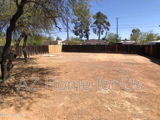 Building Photo - 1440 E Edison St