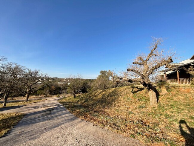 Building Photo - Gorgeous 2 Bedroom, 2 1/2 Bath Home  with BONUS room in Sunrise Beach, TX.