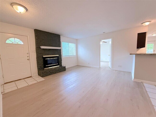 Building Photo - 9900 Hundred Oaks Cir