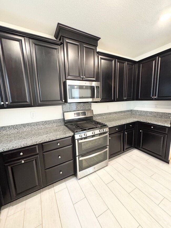 Building Photo - 3 Bed / 2.5 Bath Solar Home with Patio – Roseville – Available Now SEE VIDEO