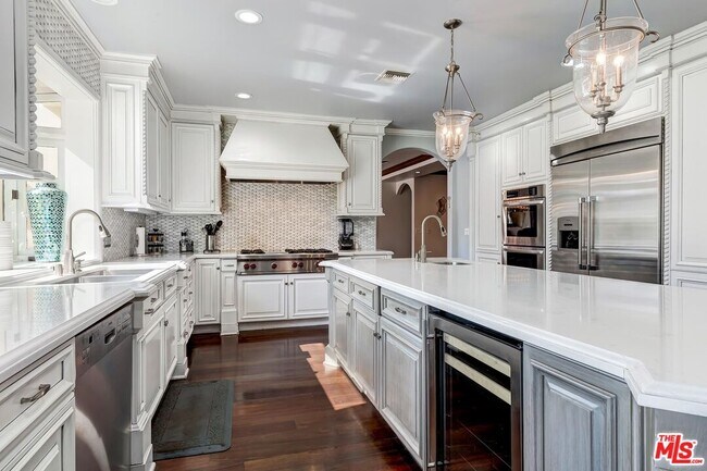 Building Photo - 6127 Rhodes Ave