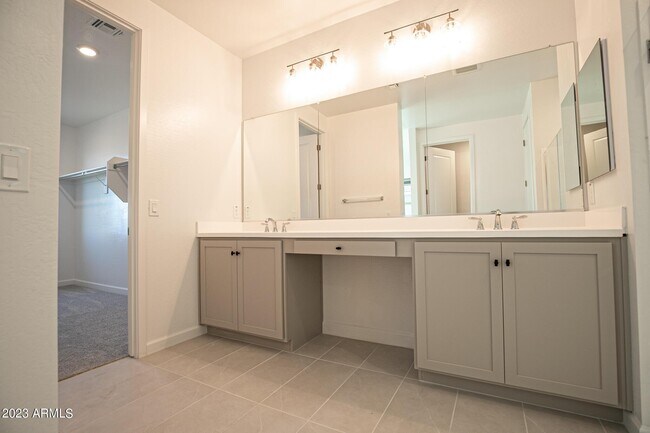 Building Photo - 1941 W Holden Dr