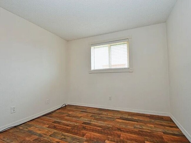 Building Photo - 2 bed 1 bath in Golden Valley - AVAILABLE 6/1!