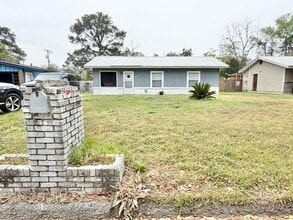 Building Photo - Home near downtown Savannah, Ga!! large fenced in backyard!!
