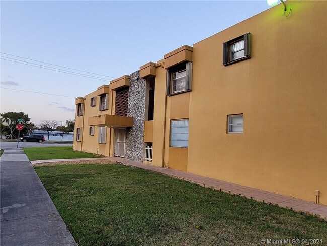 Building Photo - 8990 SW 24th St