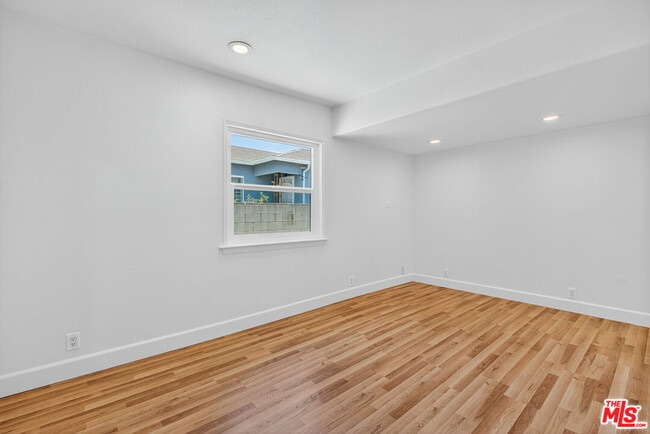 Building Photo - 925 Marine St