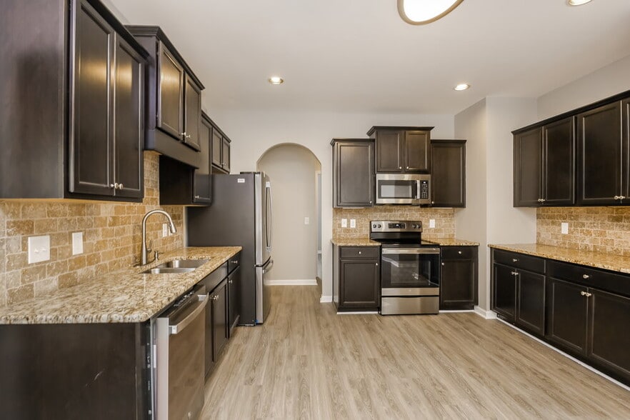 Building Photo - 392 Pinnacle Dr.