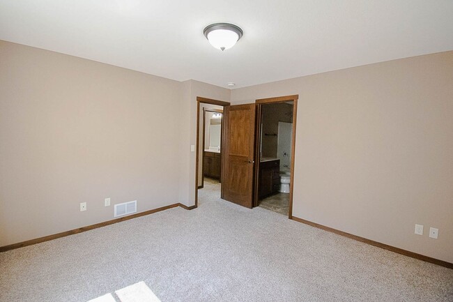 Building Photo - Move-In Ready NW Rochester Home with Finished Lower Level
