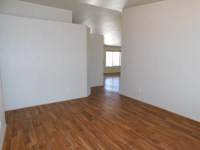 Building Photo - 4 BEDROOM HOME IN SAGUARO!