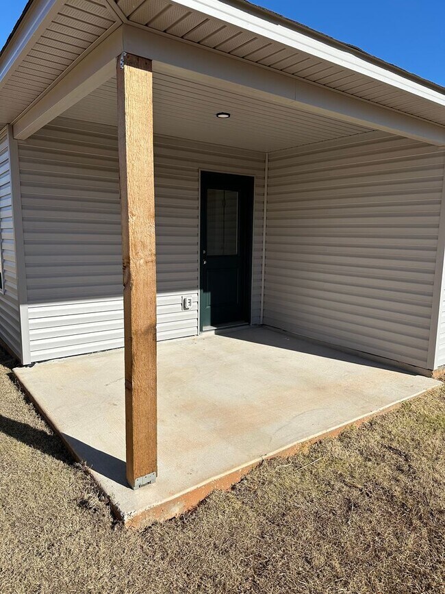 Building Photo - *Pre-leasing* NEWER Three Bedroom | Two Ba...