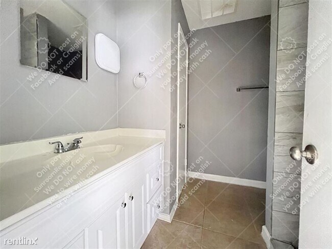 Building Photo - 8411 Collingwood-