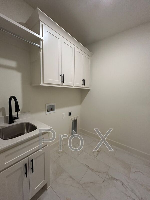 Building Photo - 2004 Charles St