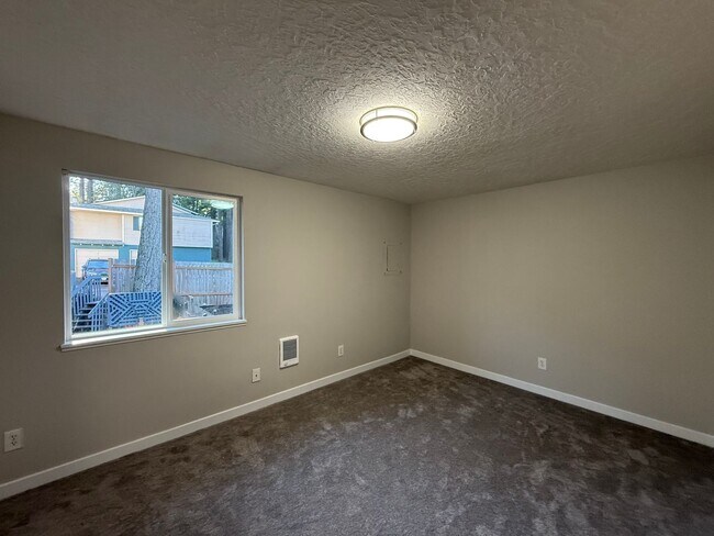 Building Photo - SNEAK PREVIEW - RENOVATED TOWNHOME in Raleigh Hills - SEE LISTING FOR SPECIALS!