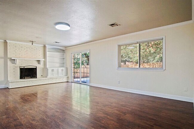 Building Photo - 625 Hawthorne Pl