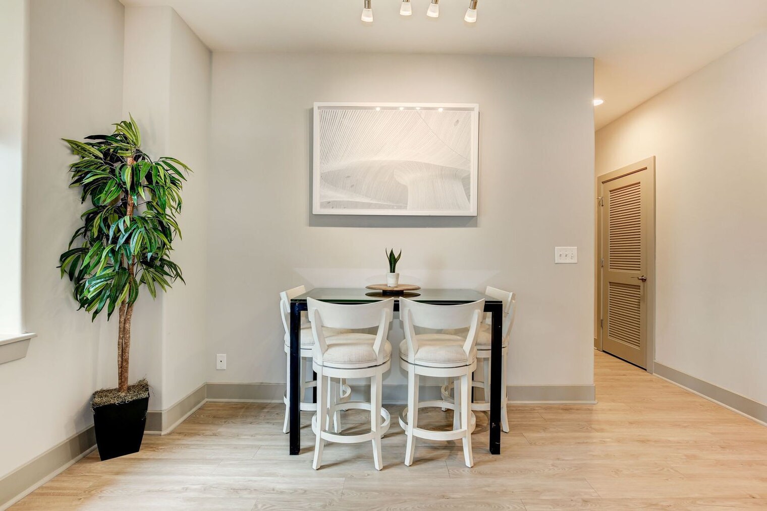 Building Photo - 10 Light St