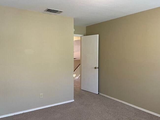 Building Photo - 13731 Oak Pebble