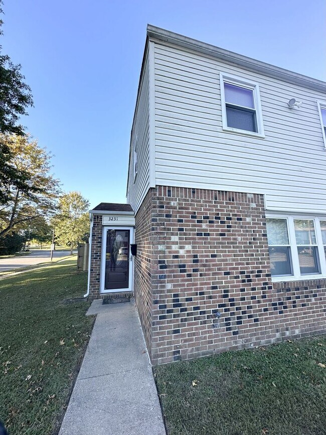 Building Photo - Beautifully Fully Updated 3-Bedroom End Unit Townhome