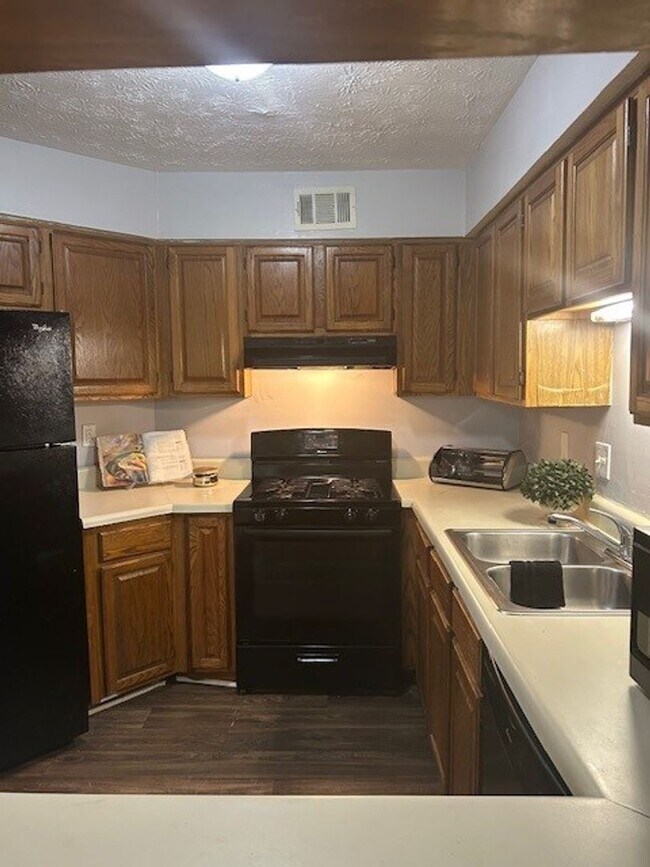 Building Photo - ***BACK ON THE MARKET****LIVING HERE WILL ...
