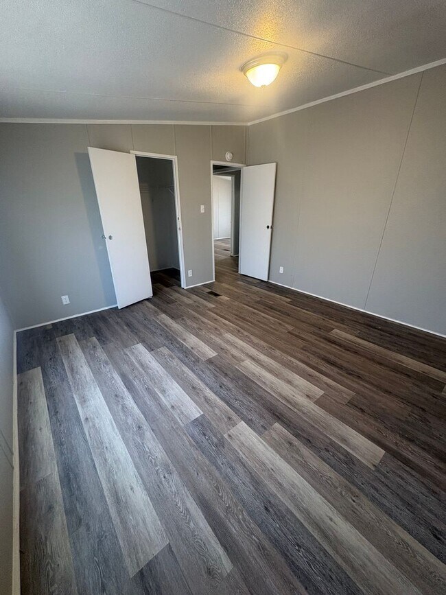 Building Photo - 4 Bed/2 Bath Mobile Home
