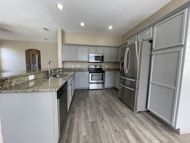 Building Photo - Amazing Large 4/2 Pool Home in Orlando