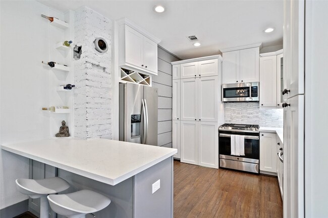 Building Photo - 325 N Sidney St