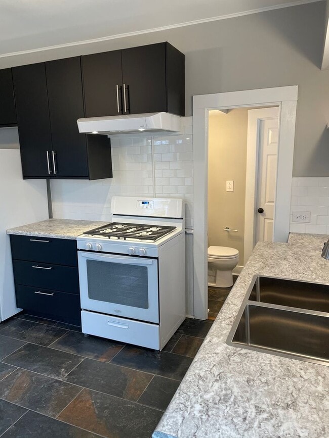 Building Photo - Charming 2-Bed, 1.5-Bath Single family hom...