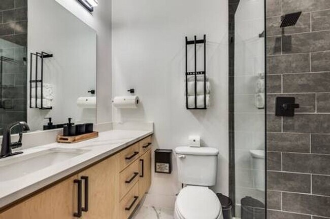 Building Photo - Stunning 3BR  3.5 Bath Townhome in Dallas