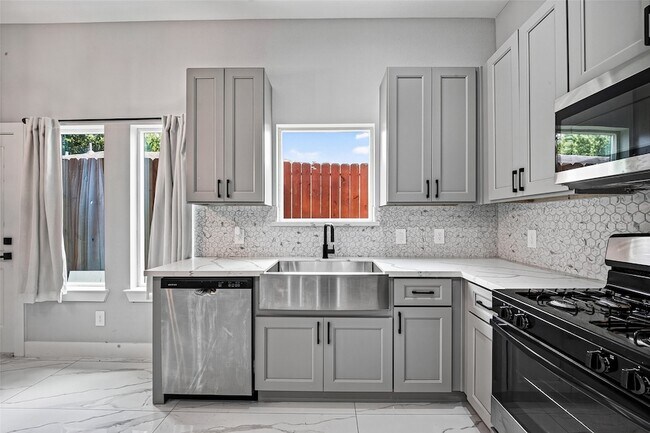 Building Photo - 5027 Dickens Rd