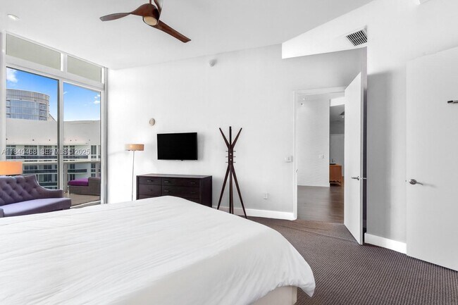 Building Photo - 16001 Collins Ave