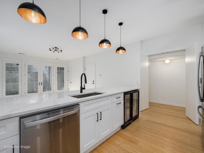 Building Photo - 842 N Wolcott Ave