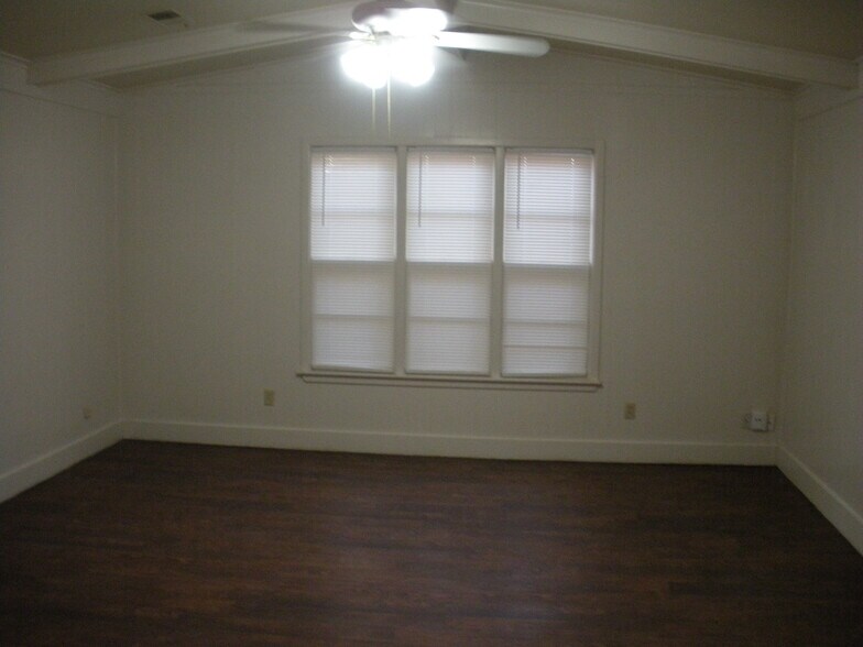 living room area - 3823 51st St