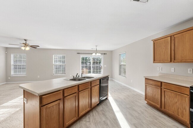 Building Photo - Spacious 4 BR, 2.5 BA, Master BR on Main, Conveniently Located Between Greenville and Spartanburg