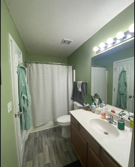 Building Photo - 3051 London View Dr