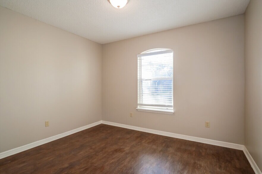 Building Photo - 8173 Pilgrims Trace Dr