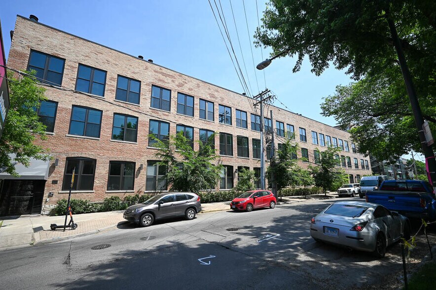 Building Photo - 1760 W Wrightwood Ave