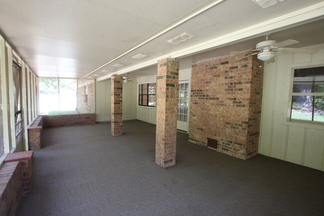 Building Photo - Oversized 4 bedroom 3 bath rental in Tyler...
