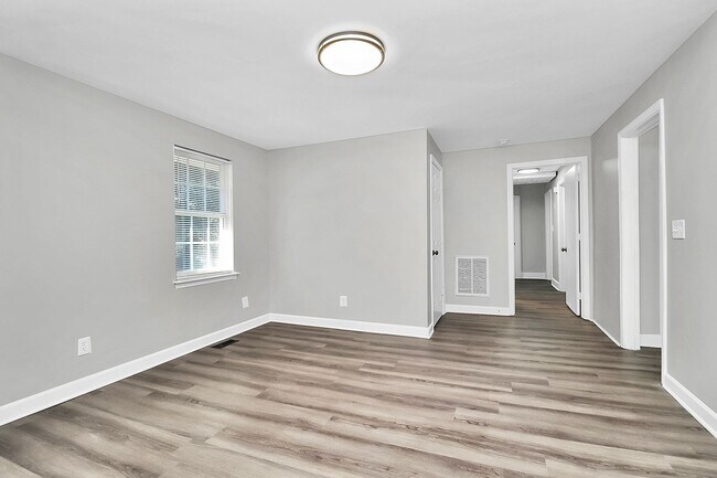 Building Photo - Newly renovated home - 3 Bed/2 Bath