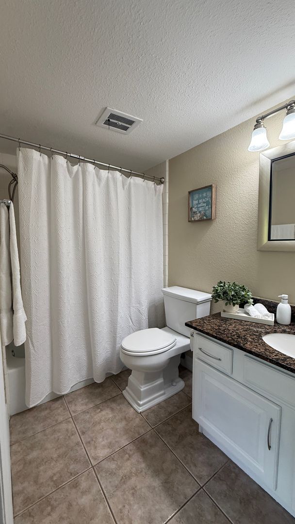 Building Photo - Charming 2/2 Seasonal Rental in Sarasota – Minutes from the Beach! Private Courtyard Included!!