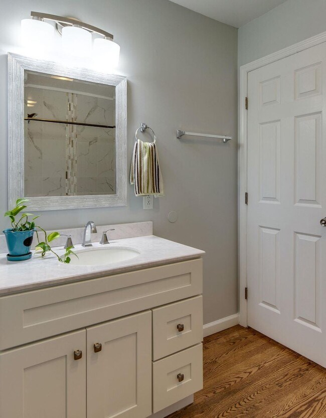 Building Photo - $2500/mo A newly remodeled 3 bedroom 2.5 B...