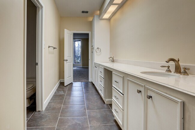 Building Photo - 5203 Braesvalley Dr