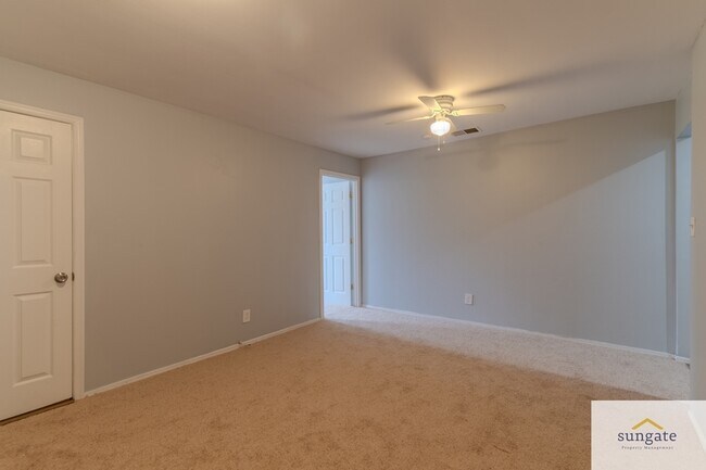 Building Photo - 1034 N Eden St