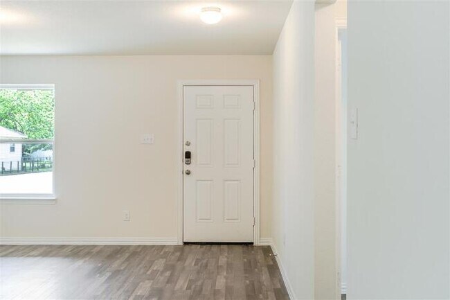 Building Photo - HALF OFF One Month Rent!*