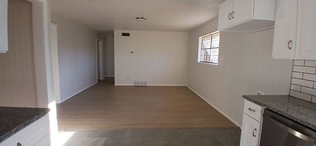 Building Photo - Fully Renovated Benbrook Beauty