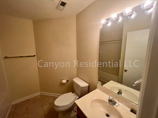 Building Photo - Beautiful 3b Room! Move in ready!