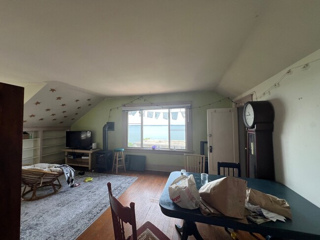 Building Photo - Studio apartment near WWU!