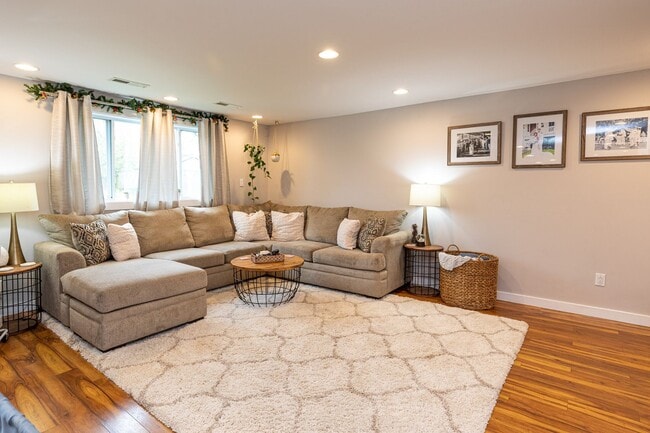 Building Photo - Spacious 4 Bedroom 3 Bath Home
