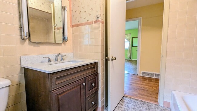 Building Photo - 917 S Summit St