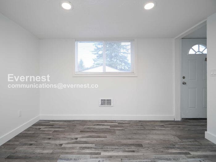 Building Photo - 43414 SE N Bend Way