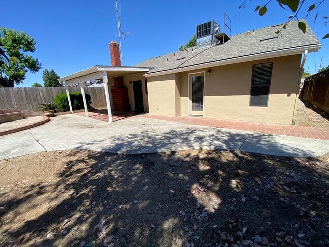 Building Photo - SW Visalia Home coming soon!